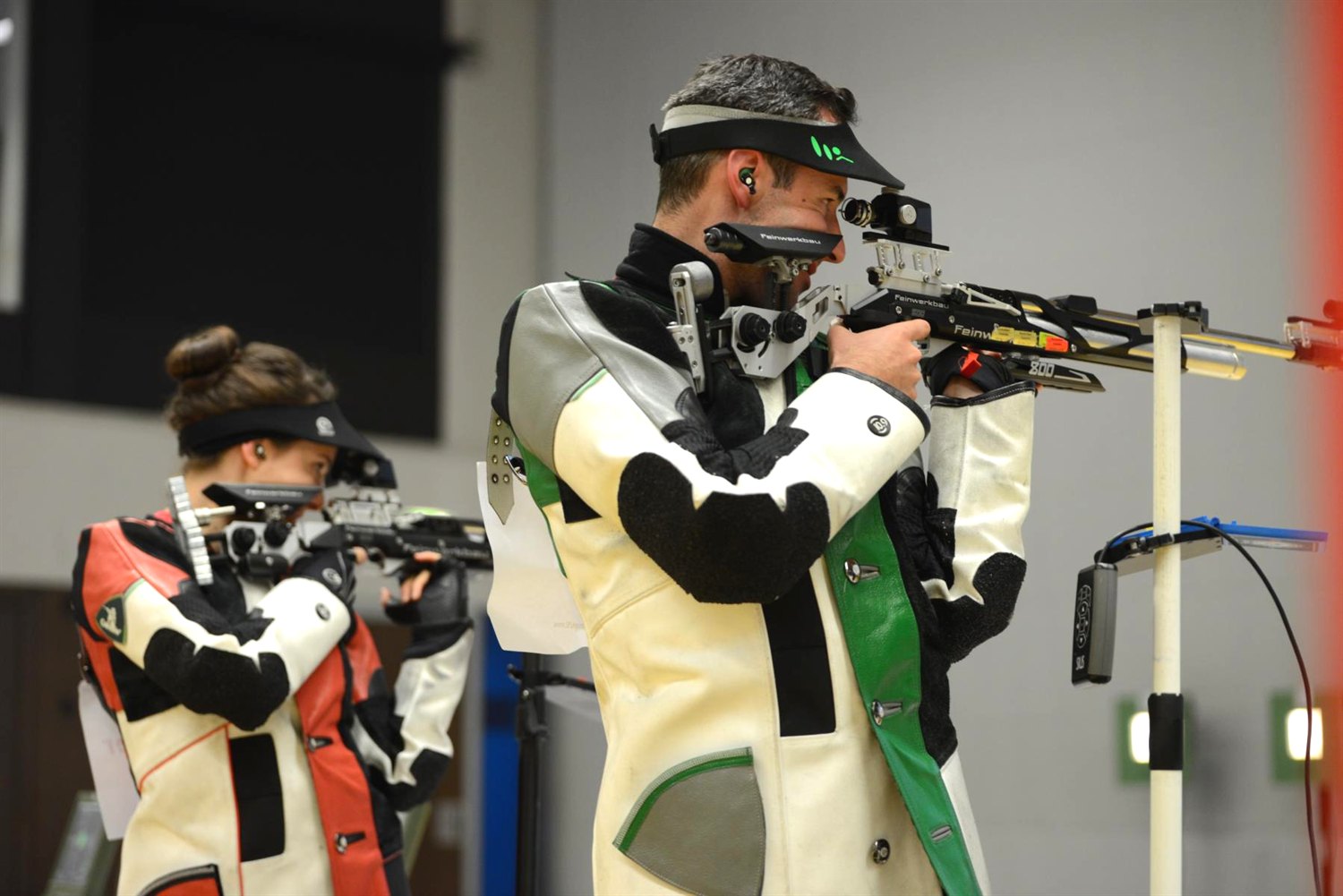 Schützin beim Zielen mit dem Luftgewehr über 10 m